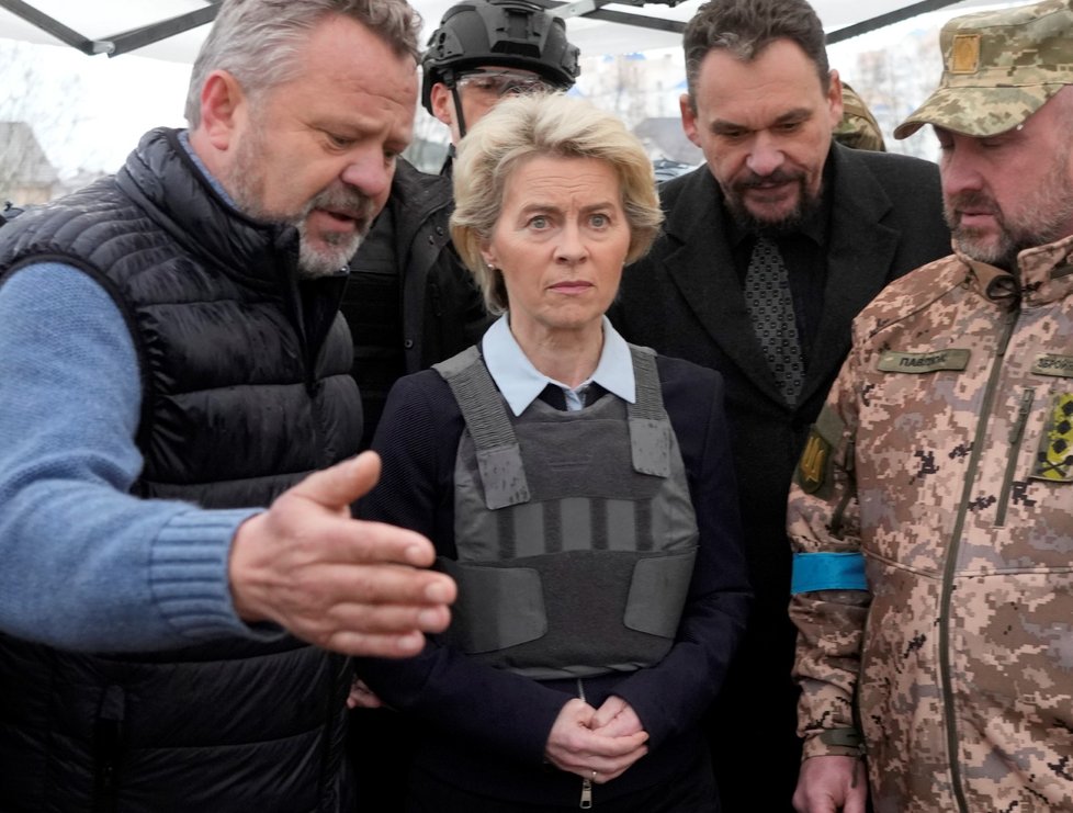 Šéfka Evropské komise Ursula von der Leyenová navštívila masový hrob v ukrajinské Buče (15.4.2022)