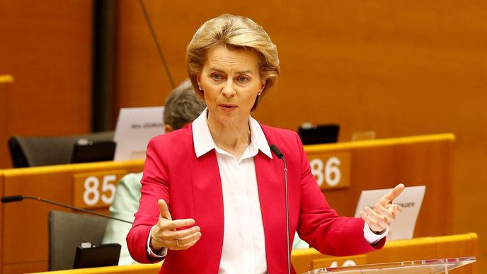 Předsedkyně Evropské komise Ursula von der Leyenová se podle expertů dopustila chyby, když její úřad vyhrožoval zavedením kontrol na hranici mezi Irskem a Severním Irskem. Leyenová nyní svaluje vinu na svého podřízeného.