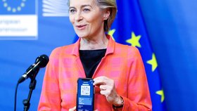 EU covid certifikát v mobilu představila předsedkyně Evropské komise Ursula von der Leyenová.