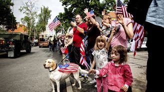 Lepší američtí vojáci než ruští vlci. Lidé v Praze přivítali konvoj US army