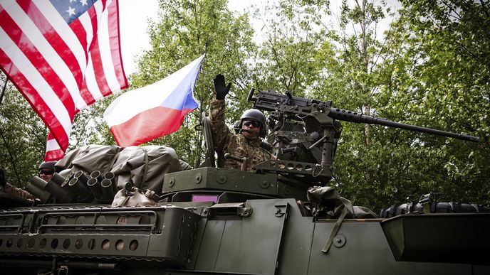 Vítání amerického vojenského konvoje v Praze u ruzyňských kasáren