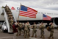 Pentagon přijal dar 2,7 miliardy na výplaty vojáků. Poslal ho Trumpův záhadný přítel