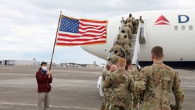 Obrněná brigáda US Army odlétá do Evropy.