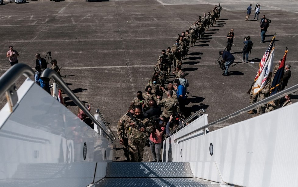 Obrněná brigáda US Army odlétá do Evropy.