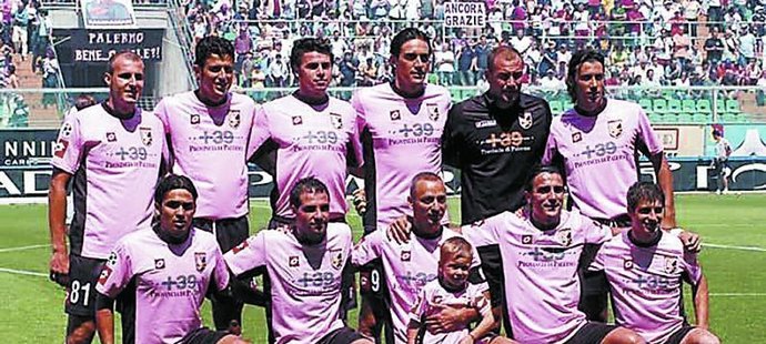 Futbalisti  talianskeho prvoligového klubu US Palermo by s obúvaním nových  ružových kopačiek nemali mať ťažkosti. Na zápasy  totiž vybiehajú v dresoch rovnakej farby a vôbec im to neprekáža. Ba čo viac, dokonca im to aj pristane.