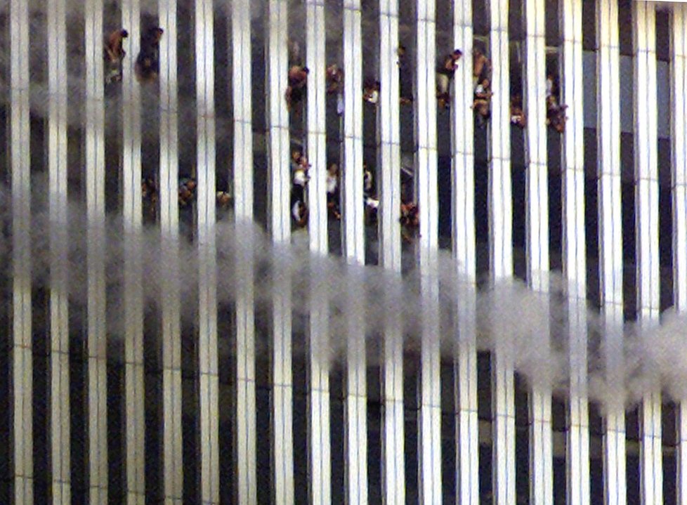 Lidé v horních patrech Světového obchodního centra vyhlíželi záchranu většinou marně.