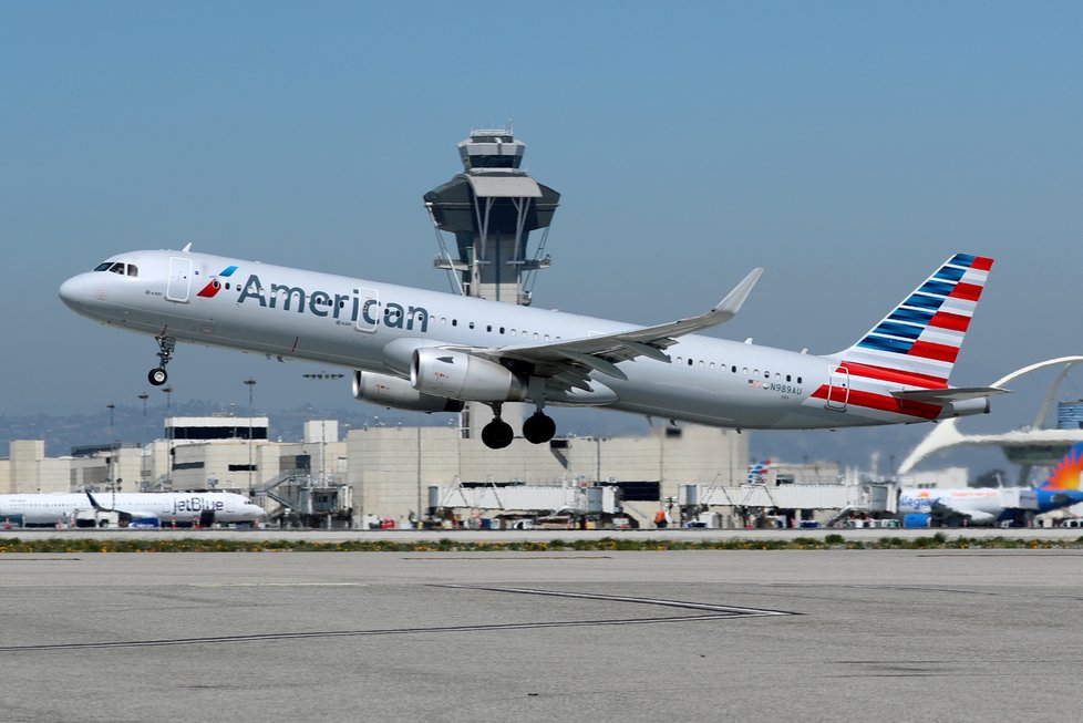 Americké aerolinky zvažují, že začnou vážit pasažéry, bojí se přetížení