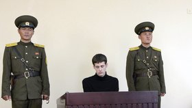 Mladý Američan se za každou cenu chtěl dostat do severokorejského vězení. Splnilo se mu to. Tamní soud ho poslal na 6 let do pracovního lágru