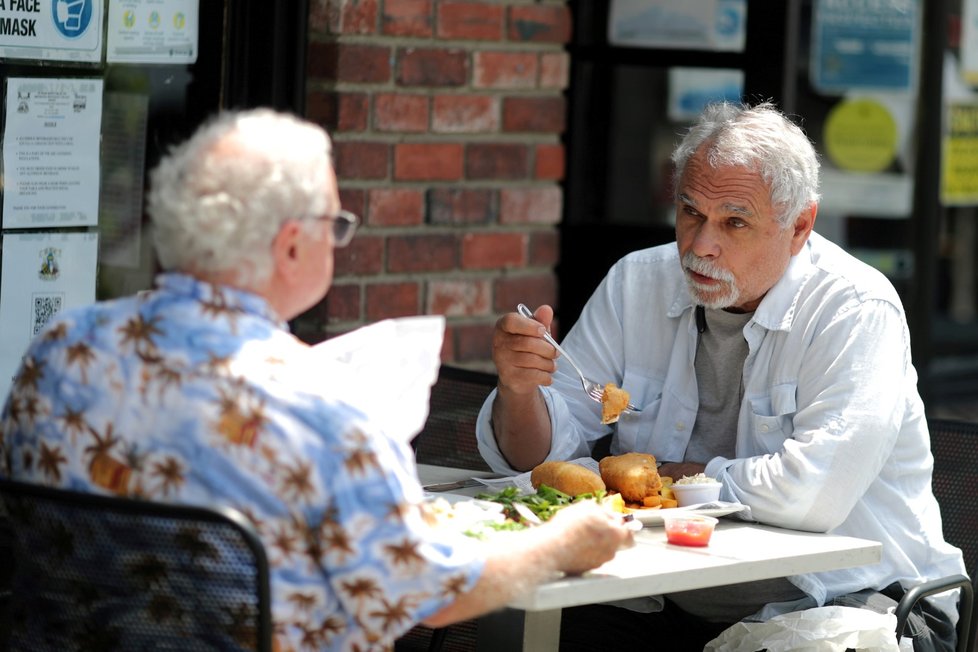 Životní situace Američanů se díky očkování proti koronaviru vrací do normálu (9. 5. 2021) Životní situace Američanů se díky očkování proti koronaviru vrací do normálu (9. 5. 2021)