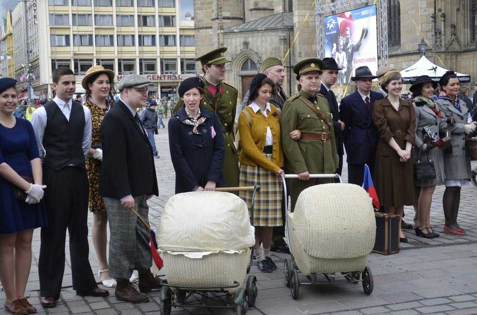 Připomínka osvobození v Plzni: Zaujaly i historické kočárky.