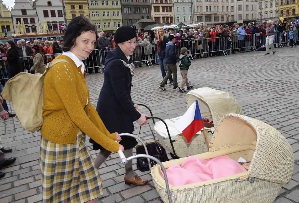 Připomínka osvobození v Plzni: Zaujaly i historické kočárky.