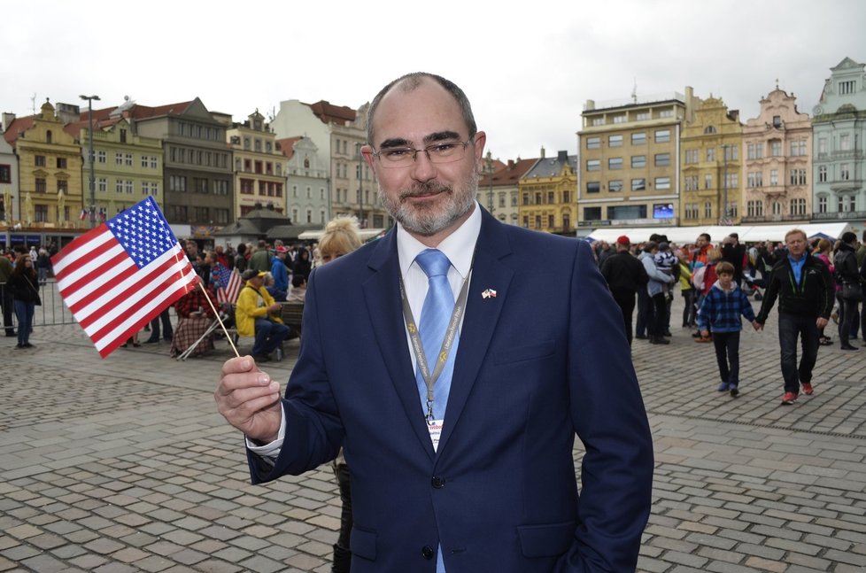 Primátor Plzně Martin Zrzavecký na náměstí s americkou vlaječkou.