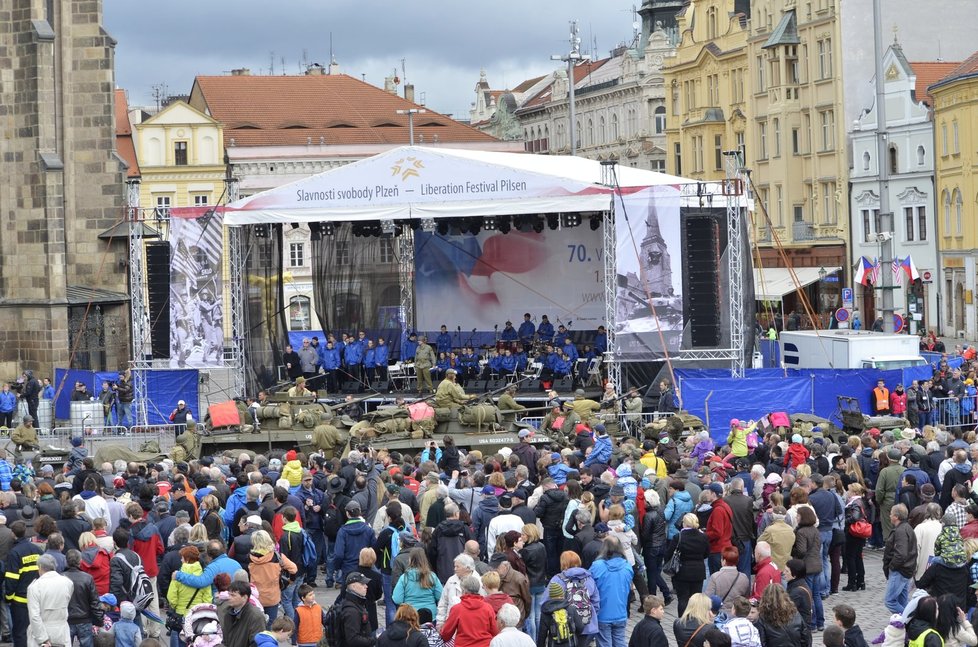 70 let od konce druhé světové a osvobození: Náměstí republiky v Plzni zaplnily asi tři tisíce lidí.