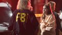 Neznámý útočník střílel v noci na čtvrtek na hosty v baru ve městě Thousand Oaks nedaleko Los Angeles v Kalifornii, podle šerifa zabil nejméně 13 lidí
