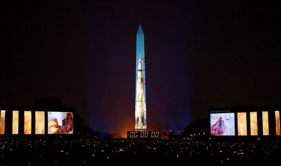 Spojené státy slaví 50. výročí přistání na Měsíci. Oslav se účastní i astronauti Buzz Aldrin a Michael Collins, kteří byli na palubě legendárního letu Apolla 11. Jejich kolega Neil Armstrong, který jako první vstoupil na měsíční povrch, zemřel v roce 2012.