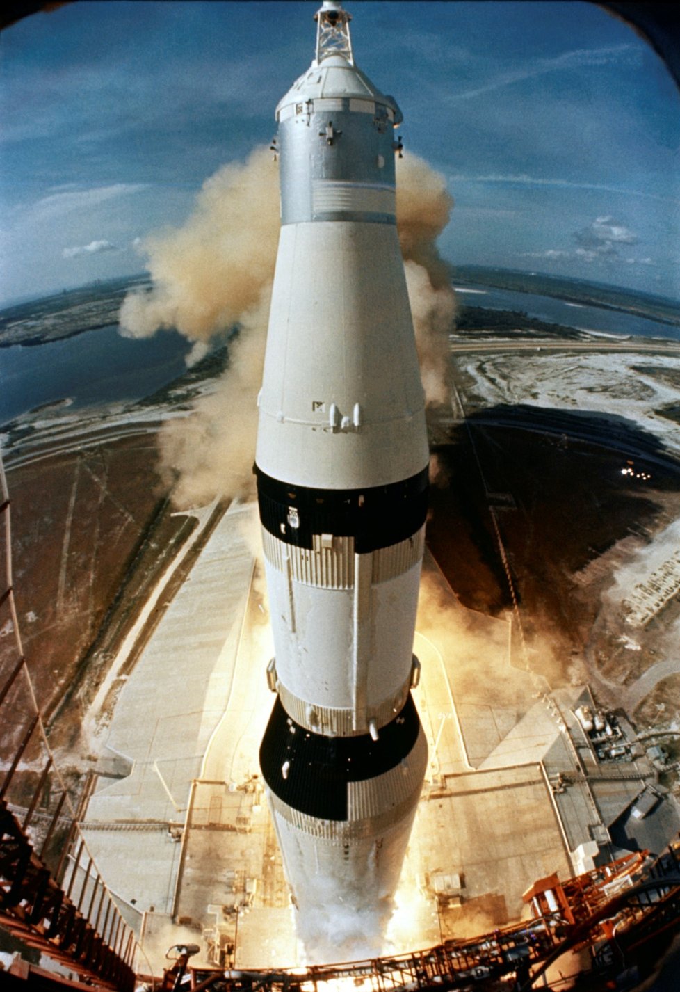 Spojené státy slaví 50. výročí přistání na Měsíci. Oslav se účastní i astronauti Buzz Aldrin a Michael Collins, kteří byli na palubě legendárního letu Apolla 11. Jejich kolega Neil Armstrong, který jako první vstoupil na měsíční povrch, zemřel v roce 2012.