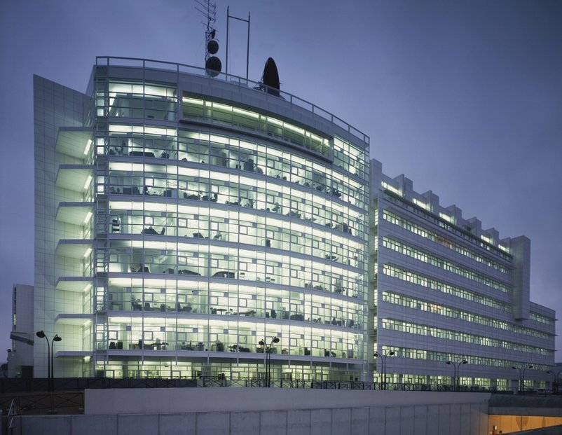 Sídlo TV stanice Canal+ v Paříži z dílny Richard Meier & Partners Architects