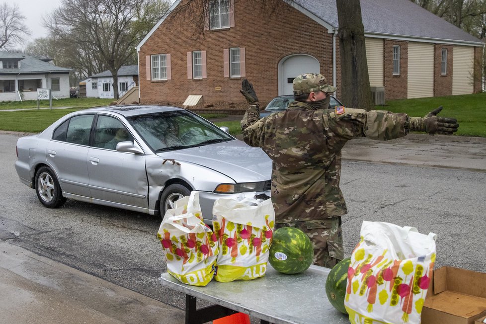 Národní garda v Nebrasce pomáhala i s distribucí potravin.