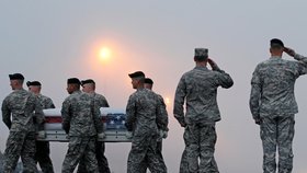 Převoz amerického vojáka z Afghánistánu zpátky do USA: Vedle mrtvých z bojů však děsí Američany i počet sebevražd vojáků
