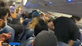 Na palubě letounu Delta Airline se strhla divoká bitka! Dva muži se tam servali takovým způsobem, že létaly nejen pěsti, ale i krev.