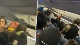 Na palubě letounu Delta Airline se strhla divoká bitka! Dva muži se tam servali takovým způsobem, že létaly nejen pěsti, ale i krev.