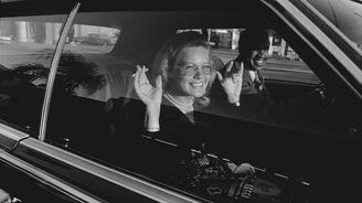 Intimita v autě: Fotograf jedinečně zachytil americký sen za volantem. Podívejte se