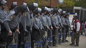 Mosbyová policisty rovněž obvinila ze zneužití pravomoci