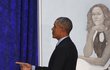 Bývalý prezident USA Barack Obama s obrazem své manželky Michelle.