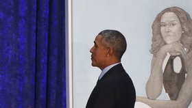 Bývalý prezident USA Barack Obama s obrazem své manželky Michelle