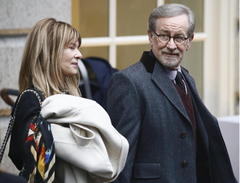 Producent Steven Spielberg a herečka Kate Capshaw se zúčastnili slavnostního odkrytí obrazů Obamových.