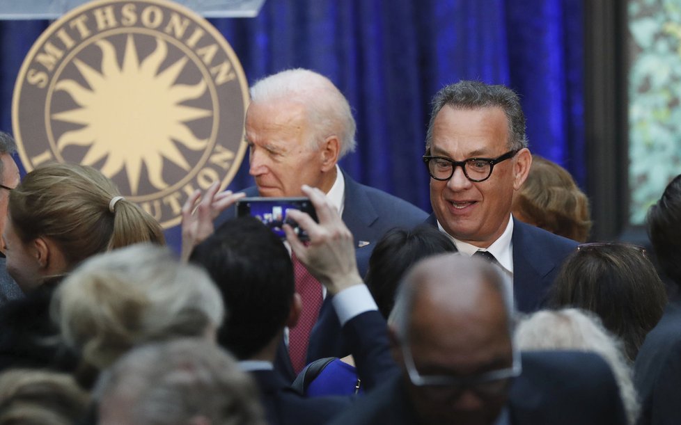 Herec Tom Hanks a bývalý viceprezident USA Joe Biden se zúčastnili slavnostního odkrytí obrazů Obamových.