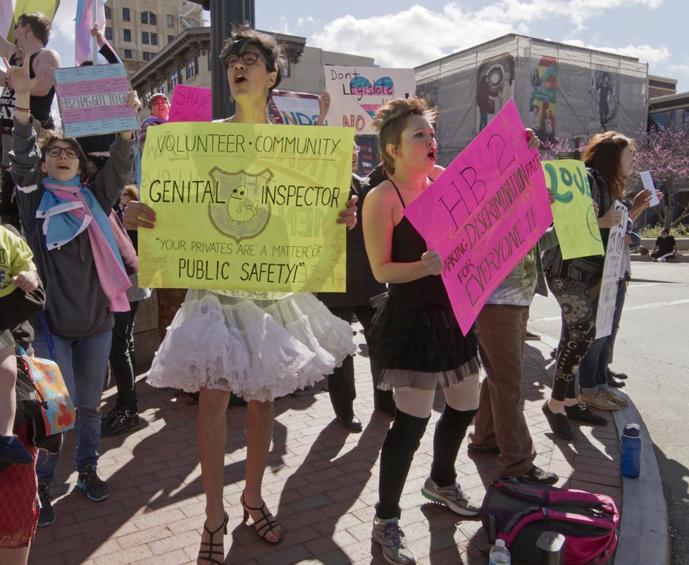 Obama nakázal školám: Nechte transsexuály, aby si záchodky zvolili sami.