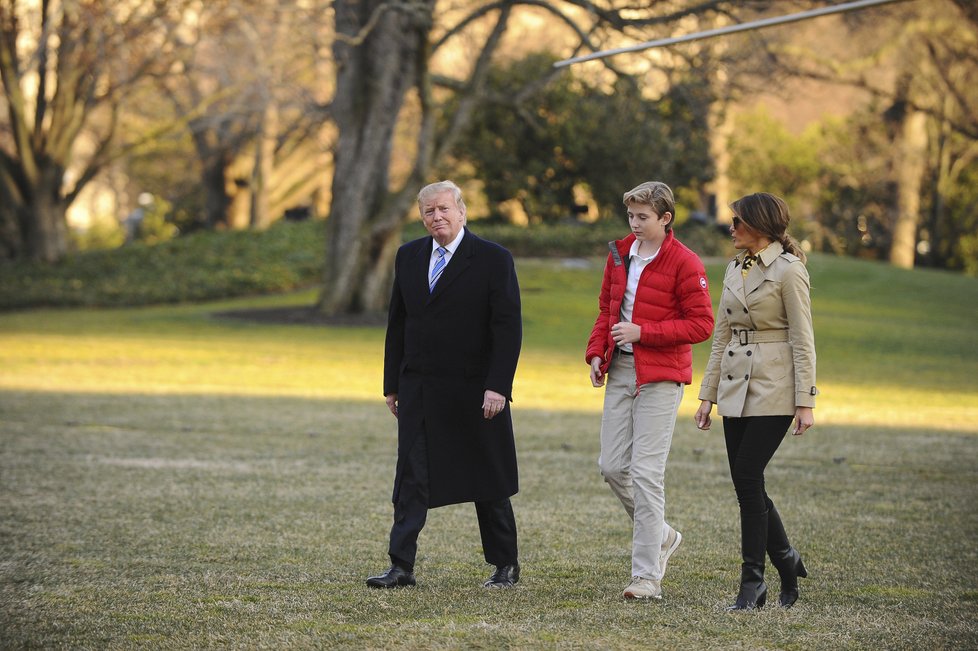 Barron Trump s rodiči: prezidentem Donaldem Trump a první dámou Melanií Trumpovou.