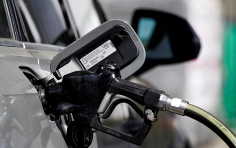 Podle výhledu ekonomů by měla cena paliva klesat minimálně do poloviny května.