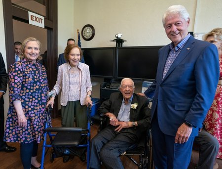 Exprezident USA Bill Clinton s manželkou a exprezidentem Jimmy Carterem se ženou. Carterovi přijeli poblahopřát Clintonovi k 75. narozennám.