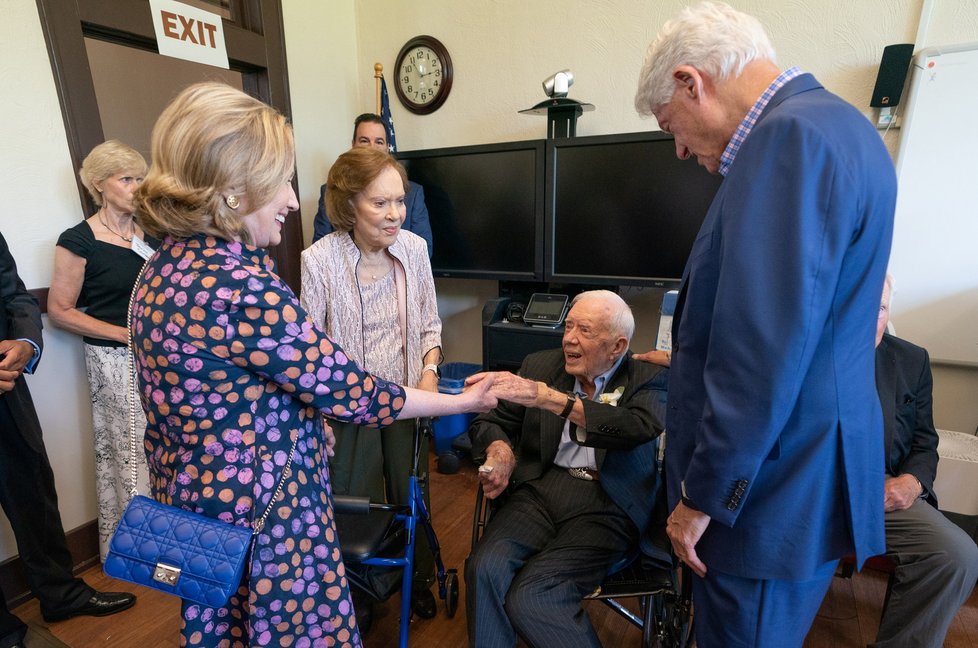 Exprezident USA Bill Clinton s manželkou a exprezidentem Jimmy Carterem se ženou. Carterovi přijeli poblahopřát Clintonovi k 75. narozennám.