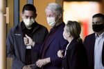 Bývalý prezident Bill Clinton opustil za doprovodu své ženy Hillary nemocnici a děkoval lékařům (17. 10. 2021).