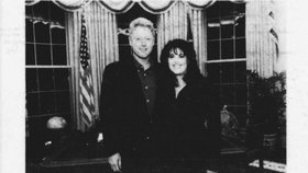 Monika Lewinská a Bill Clinton v Oválné pracovně Bílého domu.