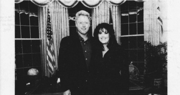 Skandál „zpod stolu“ amerického prezidenta: Clintonovo sperma na šatech Lewinské našli dva roky poté 