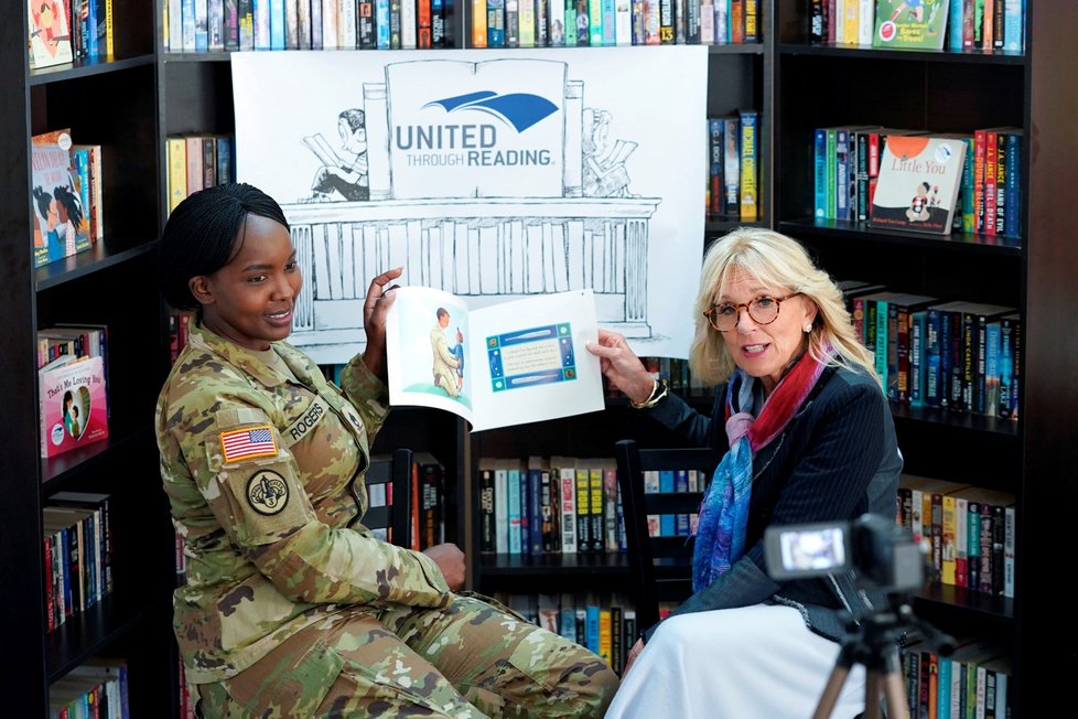 Bidenová se štábní seržantkou Sharon Rogersovou v kampani za čtení dětem