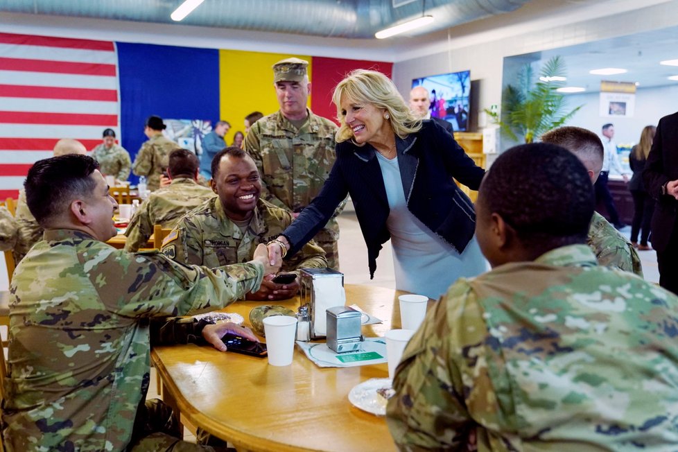 Jill Bidenová pojedla s vojáky.