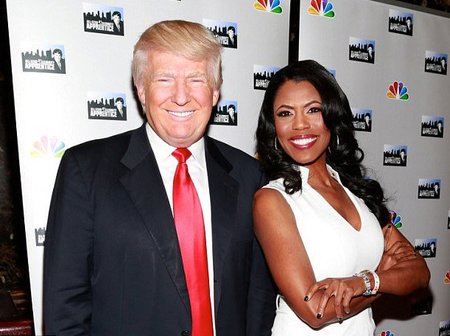 Omarosa Manigaultová Newmanová a prezident Trump. Manigaultová Newmanová se zúčastnila jeho reality show Apprentice (Učeň).