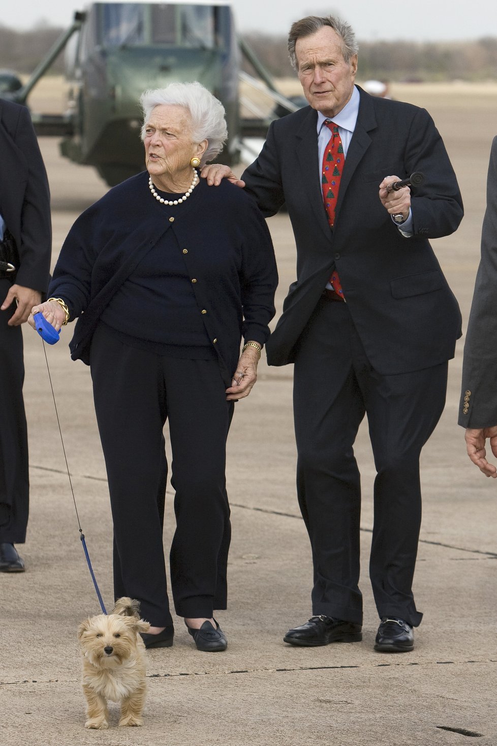 Exprezident George Bush starší s manželkou Barbarou a jejím psem.