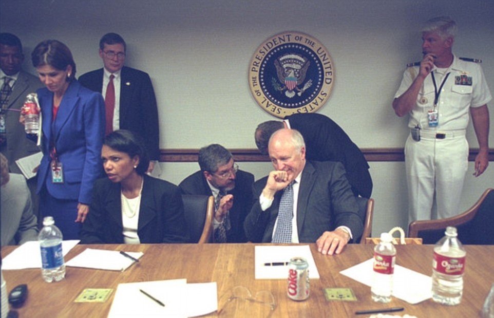 Snímky z Bílého domu po útoku na Dvojčata 11. září: Jednání se protáhla až do pozdních hodin