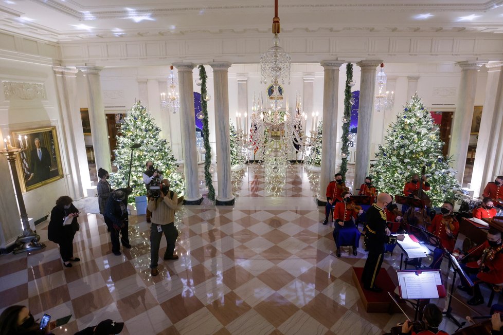 První dáma USA Jill Bidenová odhalila vánoční výzdobu Bílého domu.