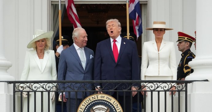 Prezident Donald Trump, první dáma Melania Trumpová, britský král Karel III. a královna Camilla během ceremoniálu v Bílém domě. (28.4.2026)