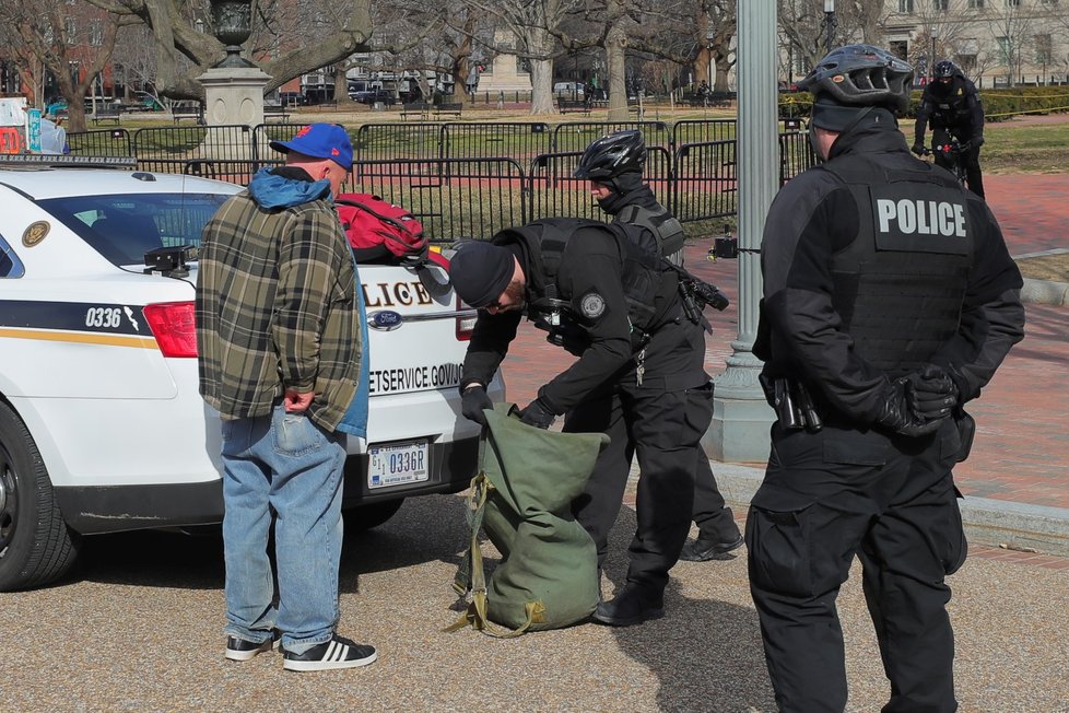 Policejní kontroly nedaleko Bílého domu ve Washingtonu.