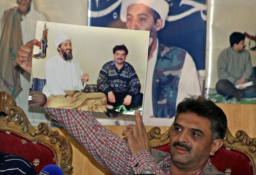 Pákistánský novinář Mazhar Ali Khan udělal s bin Ládinem rozhovor v roce 1997 v komplexu Tora Bora