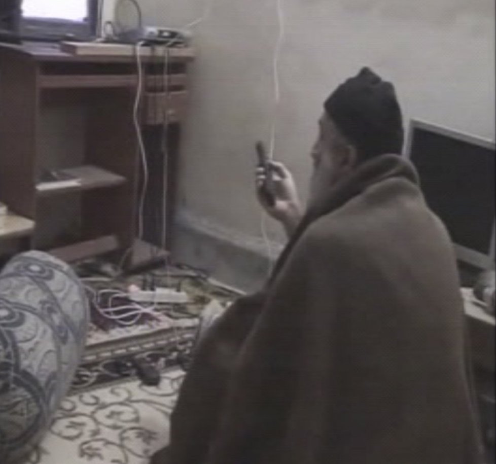 Prošedivělý bin Ládin se kouká na video, na kterém sám hovoří. Snímek pochází z videozáznamu, který našlo komando v jeho domě v pákistánském