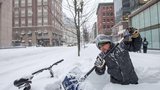 Sněhová bouře zasypala sever USA: V Bostonu leží 90 cm sněhu!